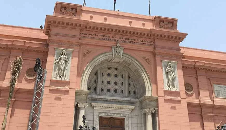 Fachada exterior del Museo Egipcio de El Cairo, edificio histórico de color rosado ubicado en la Plaza Tahrir