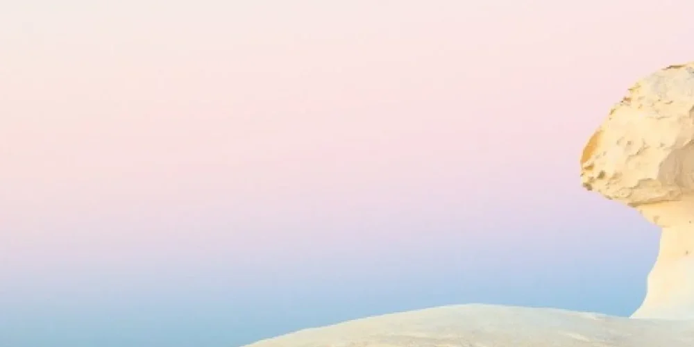 Roca blanca en el Desierto Blanco con los colores impresionantes del cielo.