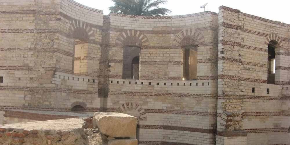 Vue des murs historiques en briques et pierres de la forteresse de Babylone dans le quartier vieux Caire, une étape de votre visite spéciale au Caire copte et à Khan el-Khalil