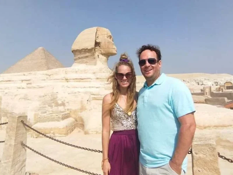 Una pareja posa para un recuerdo romántico frente a las Pirámides de Giza y la Esfinge