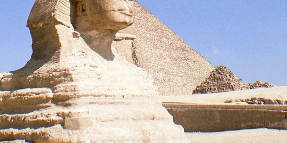 Le Grand Sphinx de Gizeh avec une pyramide en arrière-plan durant une Visite au Caire depuis Marsa Alam.