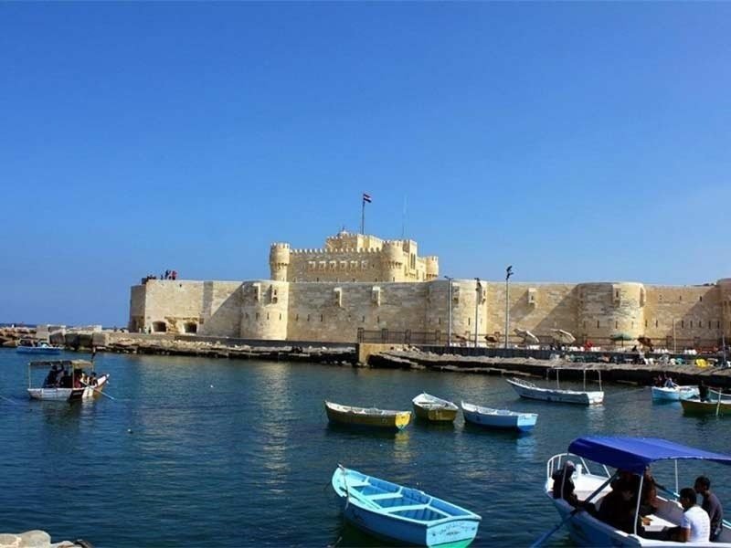 citadelle de Qaitbay stuée à Alexandrie, entouré de deux murailles en pierre calcaire, dont les côtés donnent sur la mer et le port. Le jour, sa structure se révèle pleinement, et le soir s’anime avec spectacle son et lumière de la citadelle de Qaitbay.
