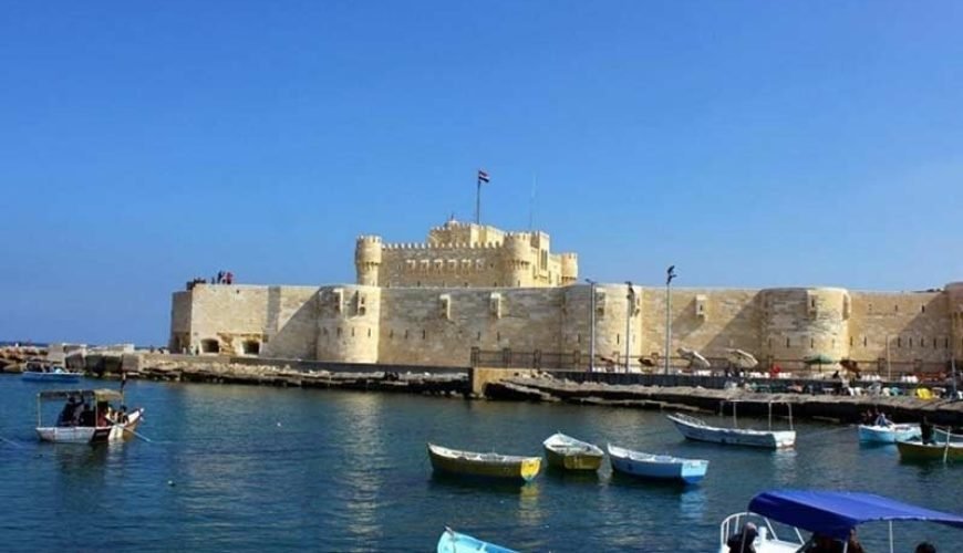 citadelle de Qaitbay stuée à Alexandrie, entouré de deux murailles en pierre calcaire, dont les côtés donnent sur la mer et le port. Le jour, sa structure se révèle pleinement, et le soir s’anime avec spectacle son et lumière de la citadelle de Qaitbay.