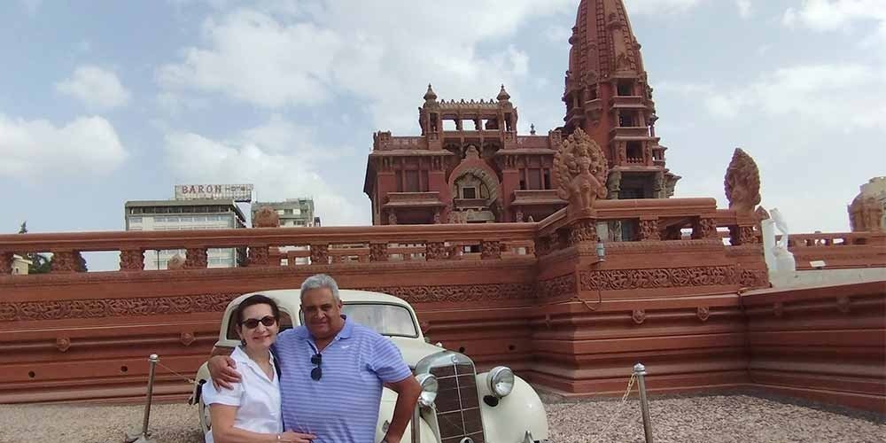 Visitantes explorando o Palácio de Baron, com detalhes ornamentais e torres únicas.