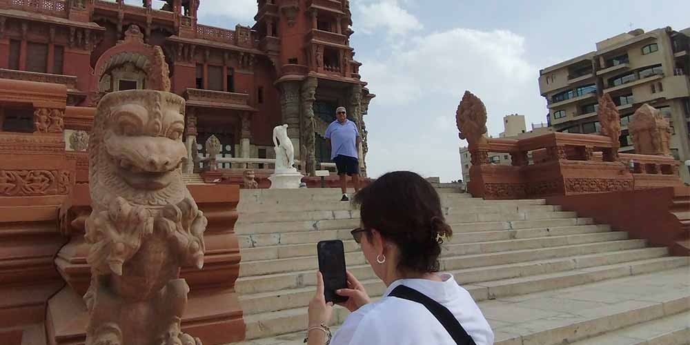 Vista panorâmica do Palácio de Baron Empain, um ícone arquitetônico de Heliolópolis, Cairo.