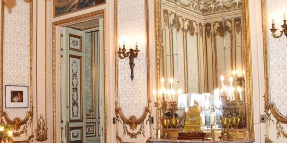 Fachada imponente do Palácio de Abdeen, residência presidencial no Cairo, com arquitetura neoclássica e islâmica.