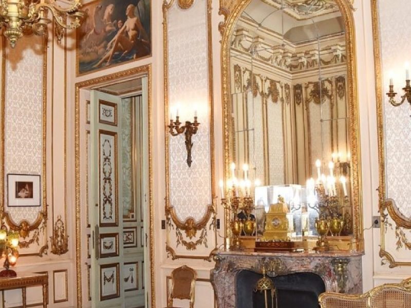 Fachada imponente do Palácio de Abdeen, residência presidencial no Cairo, com arquitetura neoclássica e islâmica.