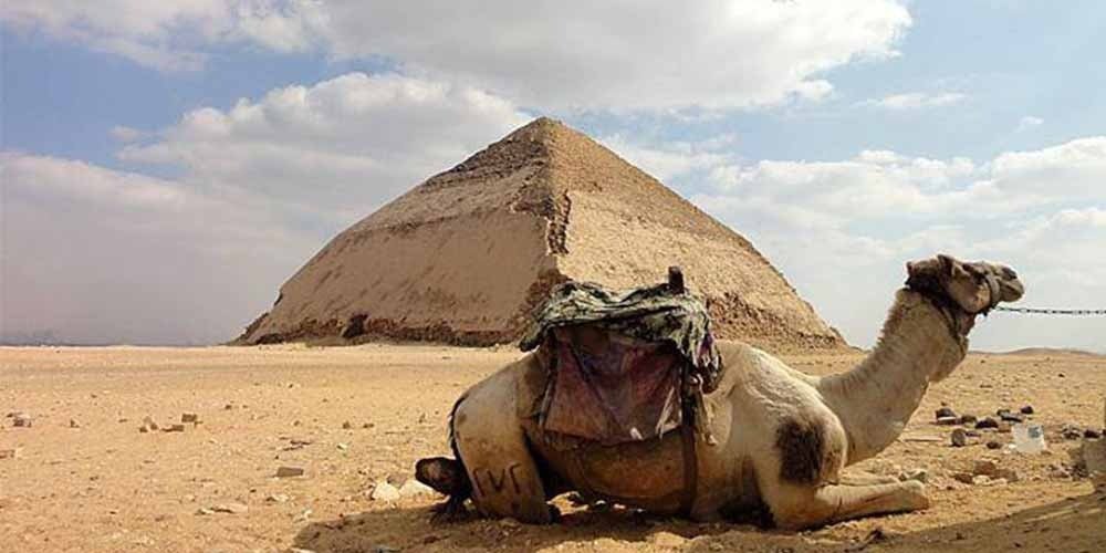 Pirâmides de Dahshor, incluindo a pirâmide vermelha e a pirâmide curva, Egito.