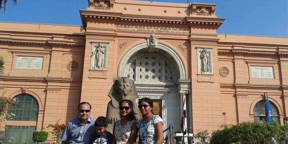 Entrada do Museu Egípcio do Cairo com sua fachada histórica e visitantes.