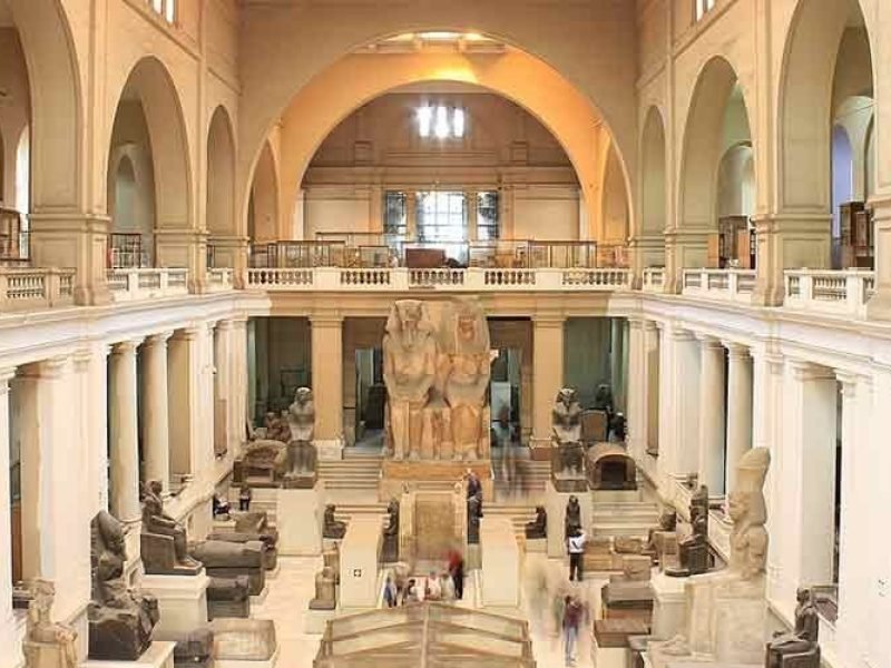 Interior do Museu Egípcio do Cairo com estátuas e artefatos antigos em exposição.
