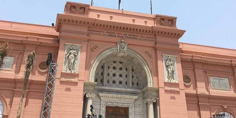 Museu Egípcio do Cairo com estátuas e artefatos antigos em exposição.