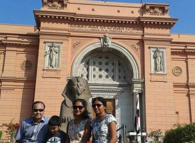 Visitantes admirando múmias e antiguidades no Museu Egípcio.
