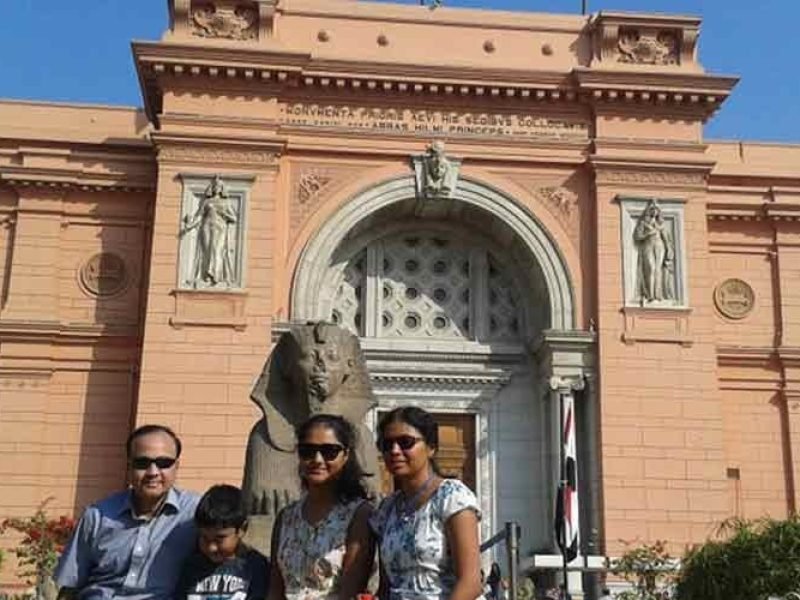 Visitantes admirando múmias e antiguidades no Museu Egípcio.