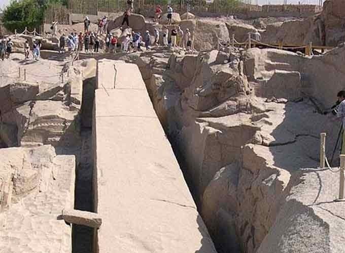 Obelisco Inacabado em Aswan, esculpido diretamente na rocha de granito.