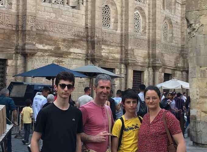 Detalhes de especiarias, joias e souvenires expostos nas lojas de Khan El Khalili.